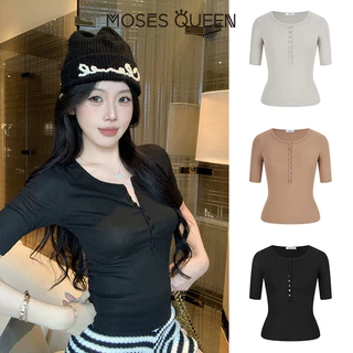 MOSESQUEEN เสื้อคอต่ำแขนครึ่ง แบบพับปักที่หน้าอก พร้อมปุ่ม นุ่มนวลสบาย น้ำหนักเบา ระบายอากาศได้ดี รูปลักษณ์สูงส่ง เหมาะกับทุกโอกาส ใส่เรียบง่ายในชีวิตประจำวัน #63577