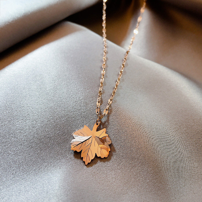 สร้อยคอยาว สร้อยคอ Ins Maple Leaf Female Titanium Steel Hip-Hop Style Influence