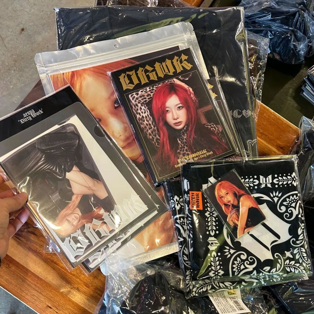 Aespa รูปแบบใหม่สกปรกเดี่ยว Wilderness Merchanted ชุดโปสการ์ด Headscarf ชุดแฟลชการ์ดชุด