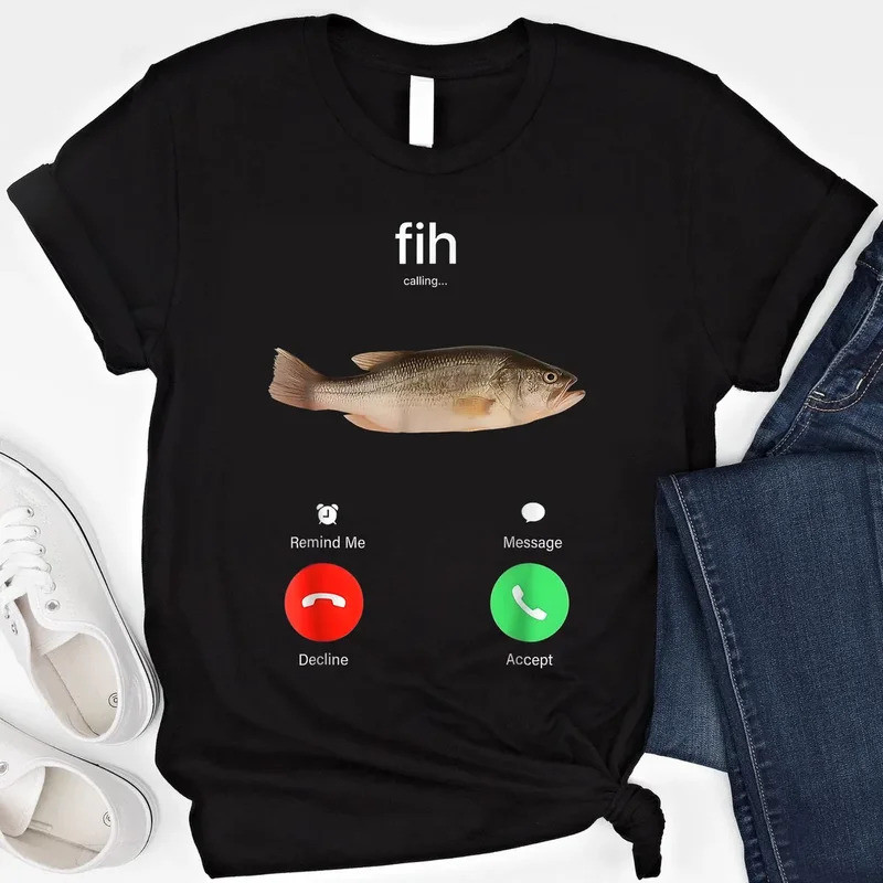 KEMEJA น่ารักปลา Meme เสื้อยืด Fih Calling Tee Retro Graphic Tee Vintage ลูกเรือคอนุ่มเสื้อแขนสั้น