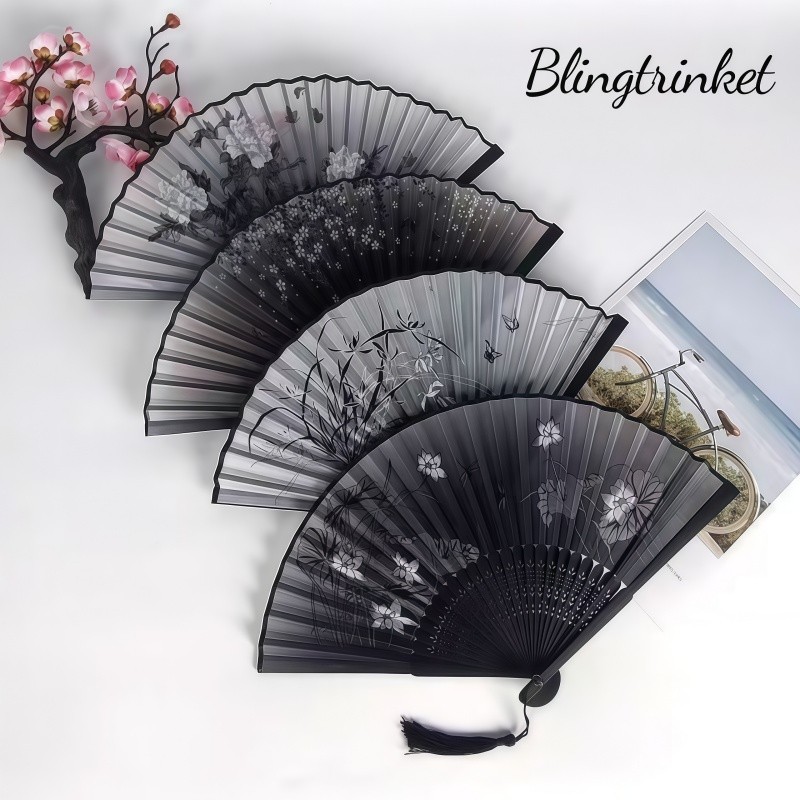 Bling Trinket🪭🪭พัดพับสไตล์เรโทร ตกแต่งด้วยลวดลายดอกไม้ สวยงามและไม่เหมือนใคร มีพู่ห้อย สไตล์ลำลอง และจัดส่งรวดเร็ว