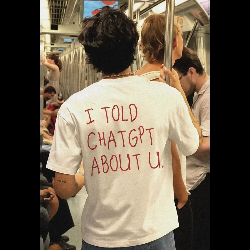 เสื้อยืดผู้ชายลายพิมพ์ "I TOLD CHATGPT ABOUT U" ผ้าฝ้าย 100% ลายตลก AI มีม เทคโนโลยี ของขวัญสุดฮา แฟ