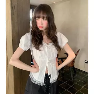 Red Berry เสื้อแขนสั้นผูกเอวแต่งลูกไม้สุดหวานและมีสไตล์สำหรับผู้หญิง ดีไซน์เก๋และไม่เหมือนใคร W712