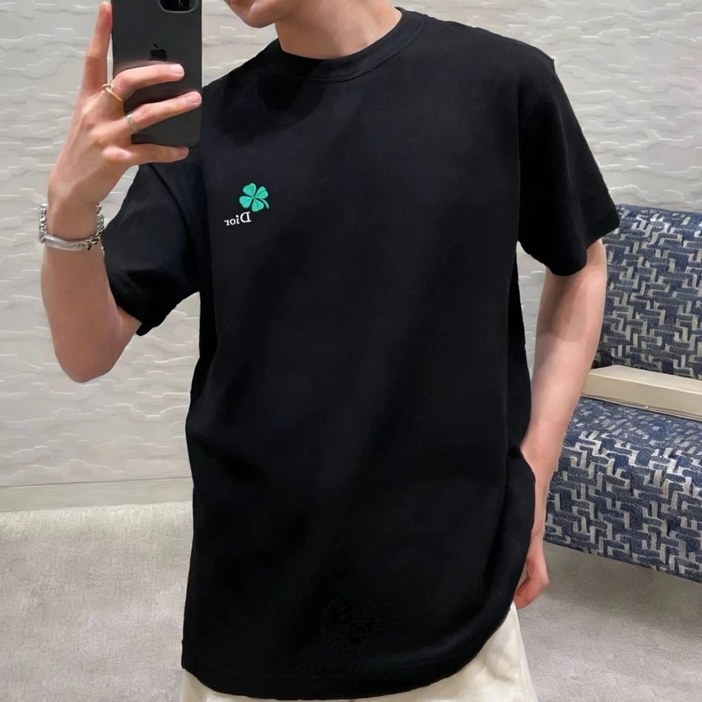 เสื้อยืดผ้าฝ้ายแท้แบบ Four-Leaf Clover ออกแบบโดย Jonathan Anderson จาก Dior เหมาะสำหรับทั้งผู้ชายและ