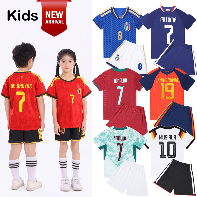 Kids Football Jersey Pants Suit 26/27 CR7 Messi ชุดกีฬาระบายอากาศสำหรับเด็ก ขนาด 26/27 ประกอบด้วยเสื้อเจอร์ซีย์และกางเกงขาสั้น เหมาะสำหรับเด็กชายและเด็กหญิง