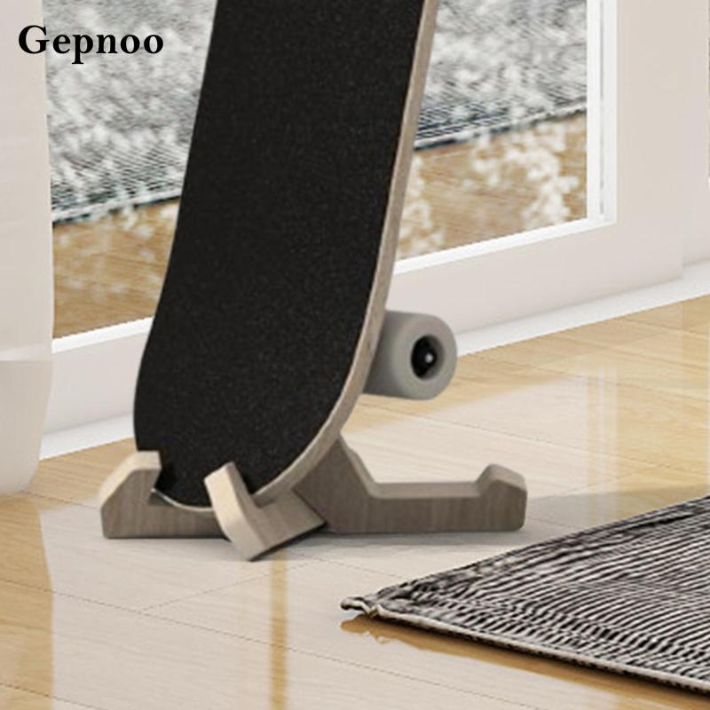 Gepnoo ที่วางสเก็ตบอร์ดและกระดานสกีไม้แข็งแรงพร้อมขาตั้งจอแสดงผลและที่จัดเก็บอุปกรณ์กีฬาอย่างมีประสิทธิภาพ