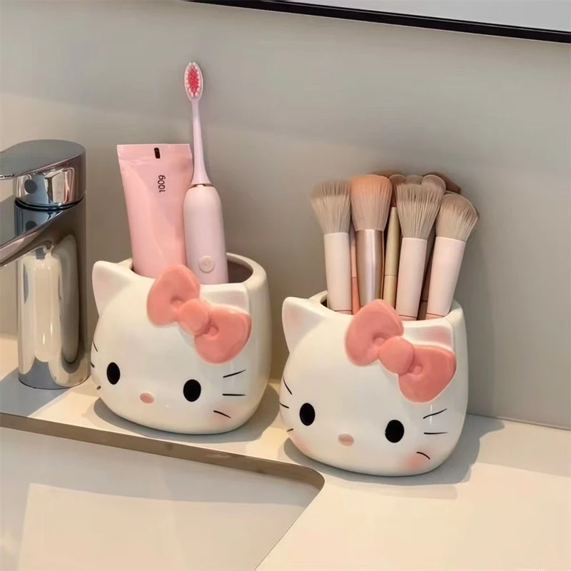 ที่ใส่ปากกา ที่ใส่แปรงแต่งหน้า ลายคิตตี้ กล่องเก็บของตั้งโต๊ะ การ์ตูน น่ารัก สำหรับนักเรียน ของขวัญ thumbnail 6