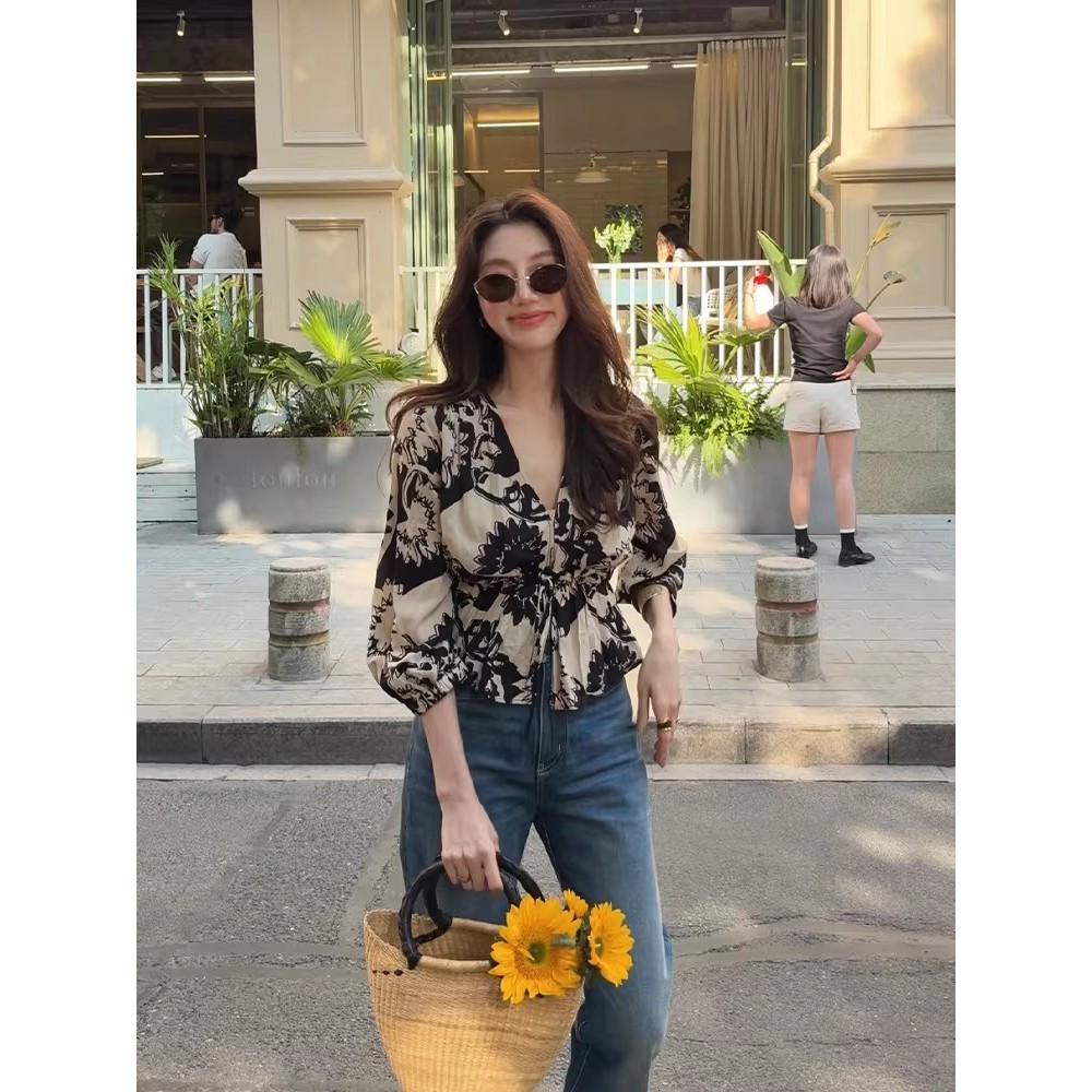 W698 ขอนำเสนอเสื้อเบลาส์แขนสามส่วนคอวีพิมพ์ลายสไตล์เรโทรฝร