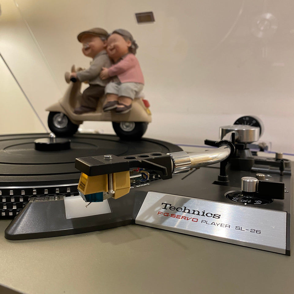 เครื่องเล่นแผ่นเสียง Technics SL-26 Semi-auto Belt Drive Turntable (220V)