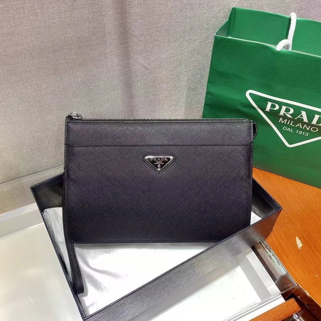 กระเป๋า Prada นําเข้า Cross Grain Cowhide กระเป๋าถือผู้ชายกระเป๋าเครื่องสําอางกระเป๋าคลัทช์ฮาร์ดแวร์