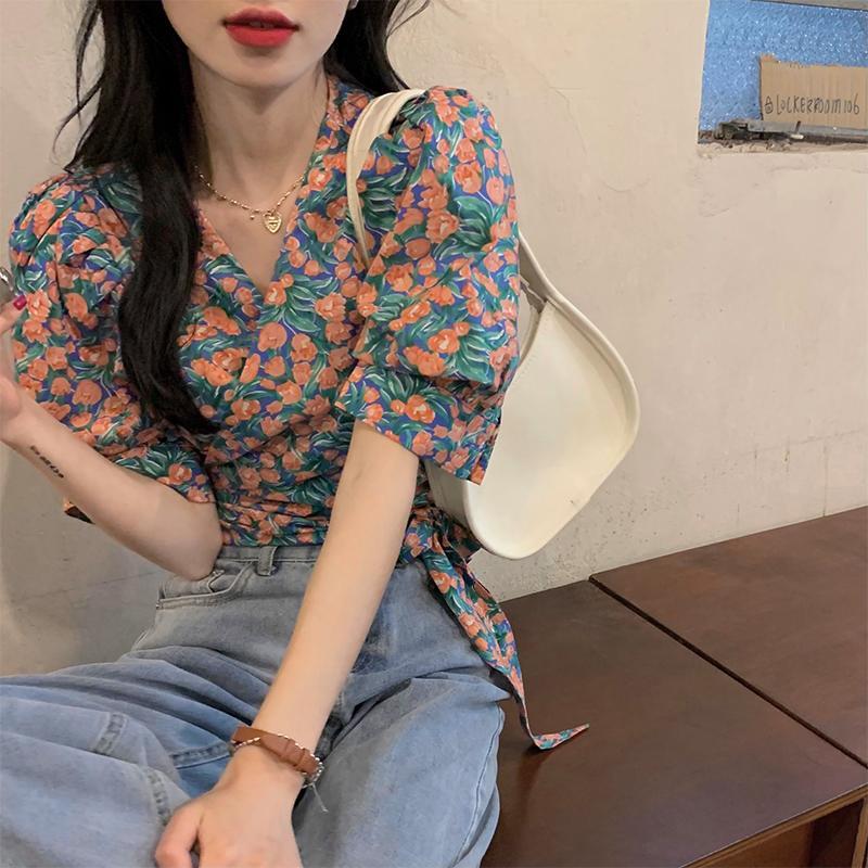 เสื้อเชิ้ตแขนตุกตาคอวี ผูกโบว์ตรงเอว ลายดอกเล็กแฟชั่นเกาหลี-พร้อมส่งจากไทย-รุ่น99057