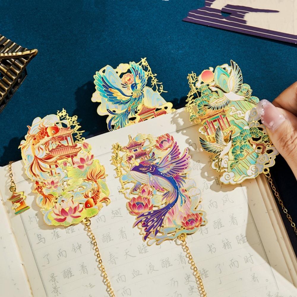 ที่คั่นหนังสือโลหะเคลือบสิ่งมีชีวิตในตํานานของจีน, การออกแบบแบบกลวงทองเหลืองพร้อมโซ่จี้, 4 รูปแบบ (ฟีนิกซ์/เครน/ปลาโคอิ/ปลาคุน) เหมาะสําหรับคนรักหนังสือและของขวัญทางวัฒนธรรม