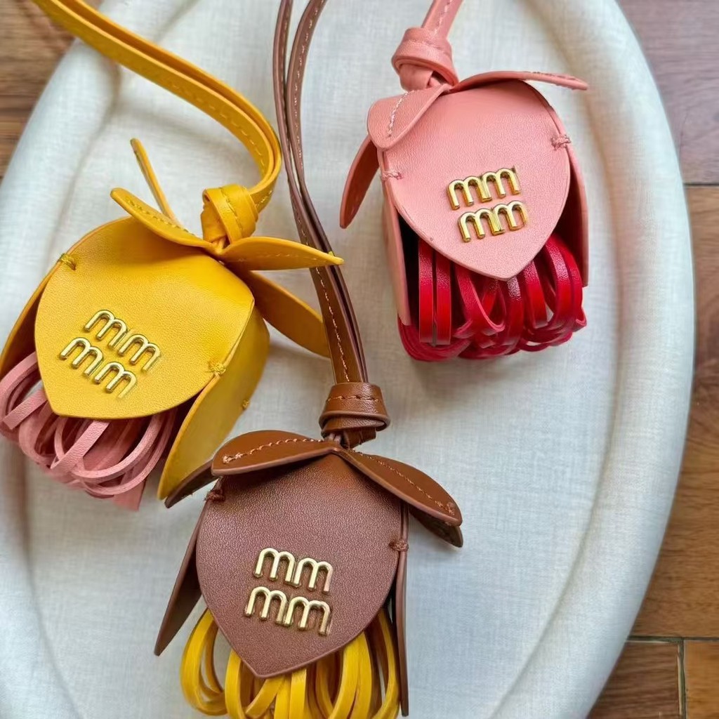 Muu uim Letter ของแท้หนังดอกไม้ Bud ดอกไม้กระเป๋าจี้ ins สไตล์จี้ Lanyard
