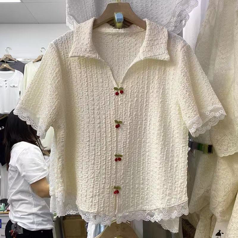 Red Berry เสื้อแขนสั้นคอวีเปิดไหล่ลายดอกซากุระ ชายลูกไม้ W708