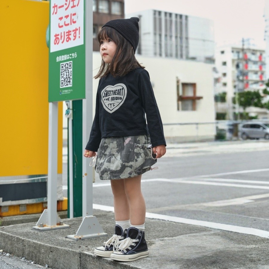 Theioioio เสื้อยืดแขนยาวเด็ก ผ้าคอตตอน 100% ลายกราฟิกหัวใจสไตล์เรโทร สีดำเท่ๆ 2-6 ขวบ TLA30064