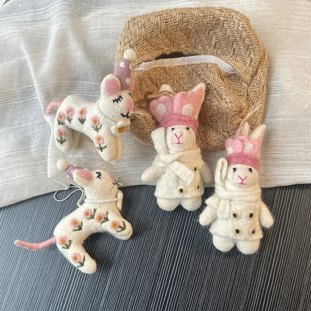 < Queen Rabbit > Hand-Made Charm Wool Felt Charm Bag Pendant พวงกุญแจน่ารัก