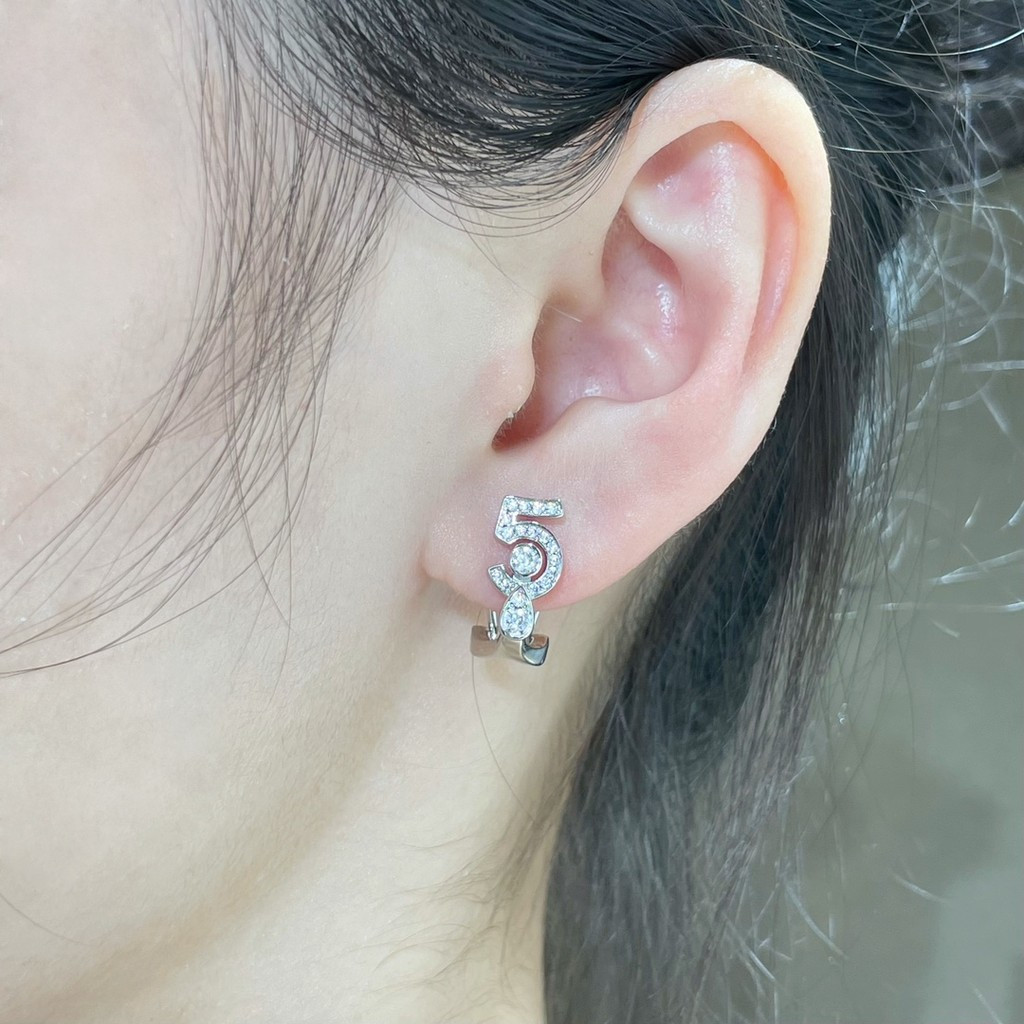 ต่างหูตัวอักษรรุ่นหนา สีเปล่งประกาย จาก NOKO