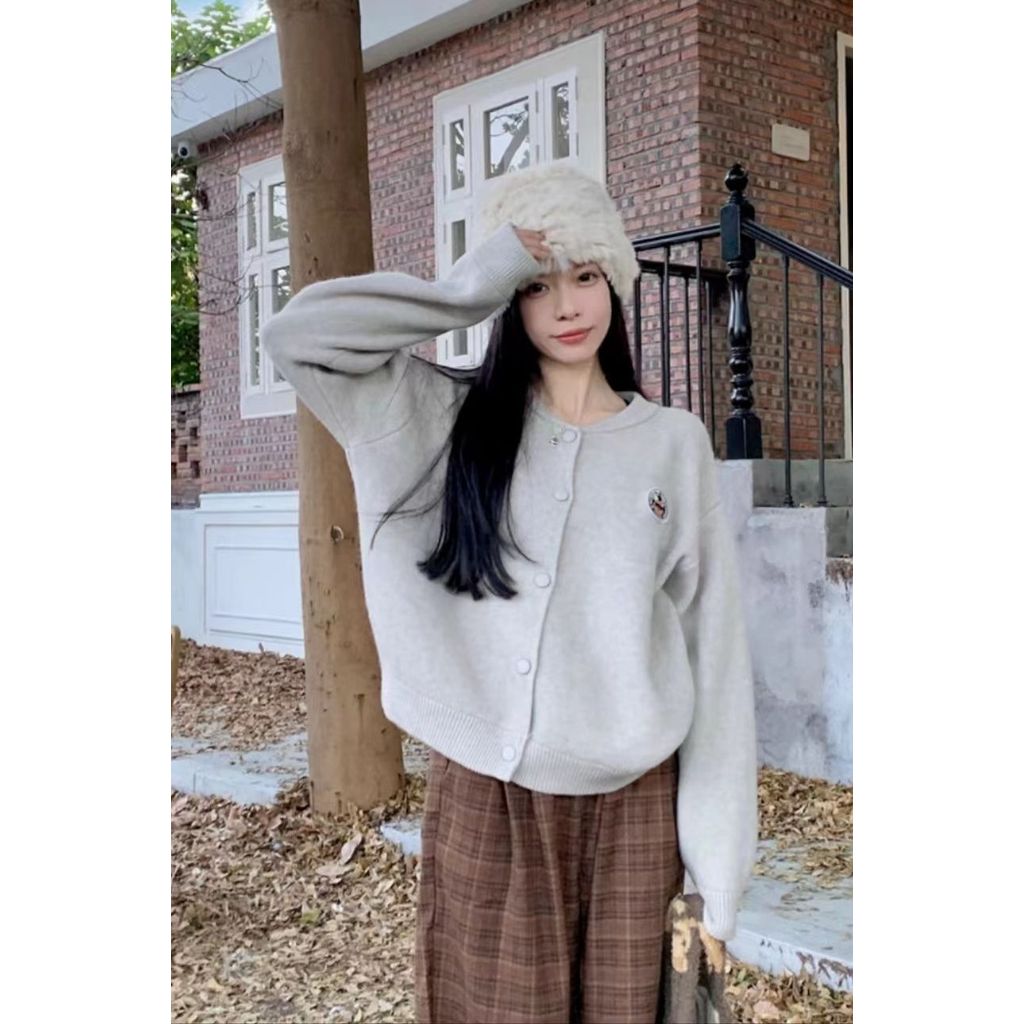 COD 2026 สไตล์ใหม่แฟชั่นหมี Single-Breasted เสื้อไหมพรมเสื้อกันหนาวผู้หญิงรอบคอหลวม Slimmer ดูหวานสไ