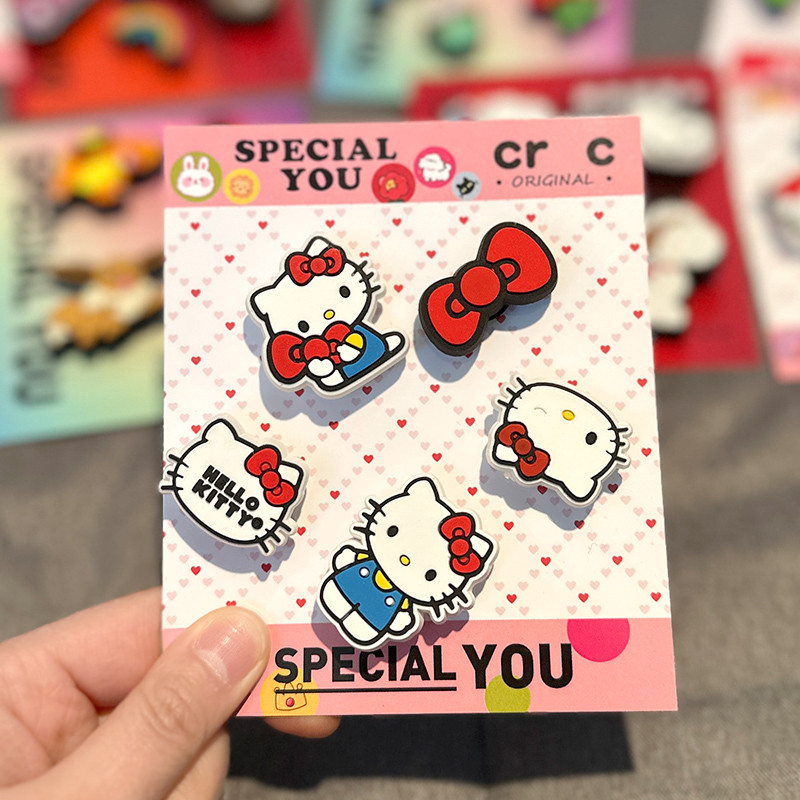 jibbitz crocs ของแทั jibbitz crocs อุปกรณ์ตกแต่ง Crocs ลายฟลาวเวอร์และHello Kitty พร้อมเข็มขัด