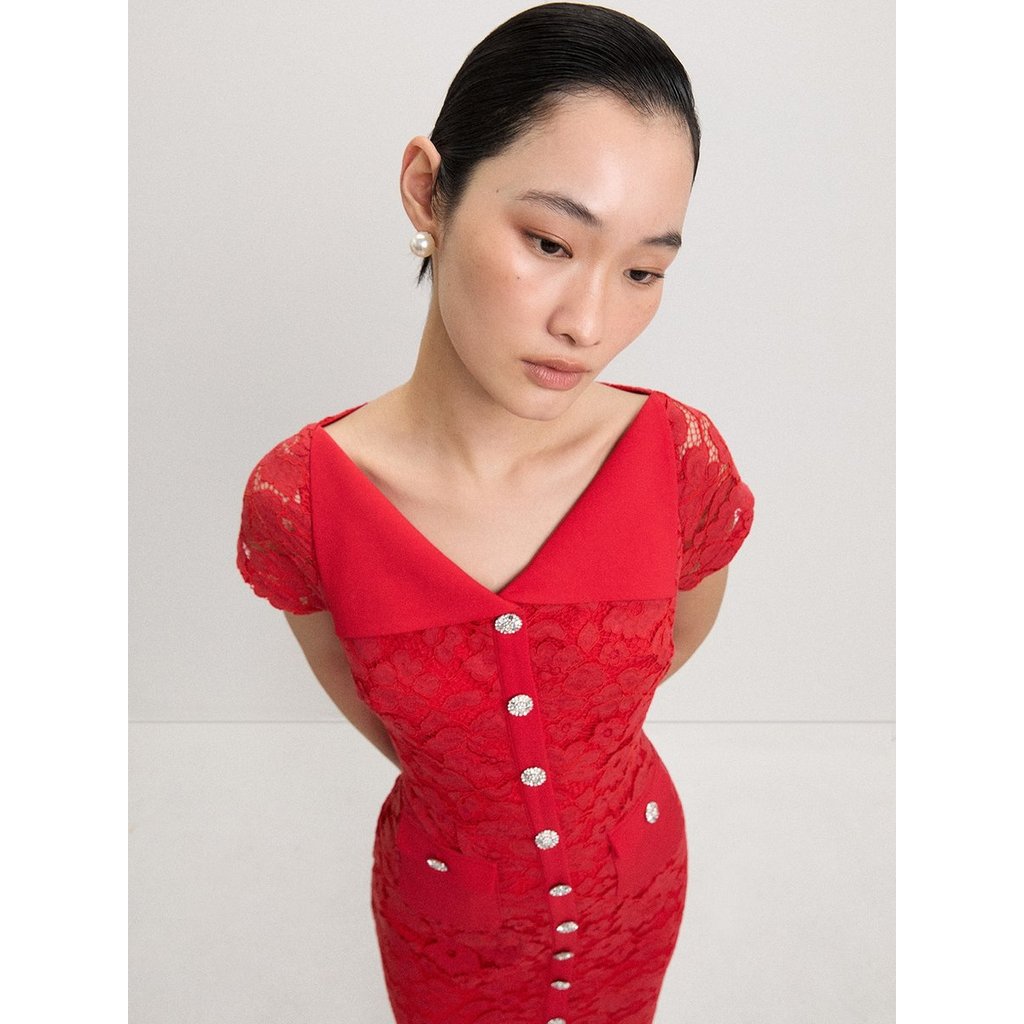 [Pomelo] เดรสผ้าลูกไม้ติดกระดุมพลอยเทียม / Lace Button-Up Midi Dress — صورة 5