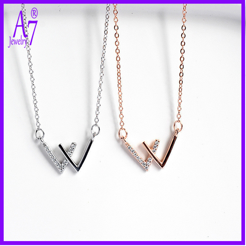 สร้อยคอตัวอักษร Micro Pave Diamond Double V RXW2417