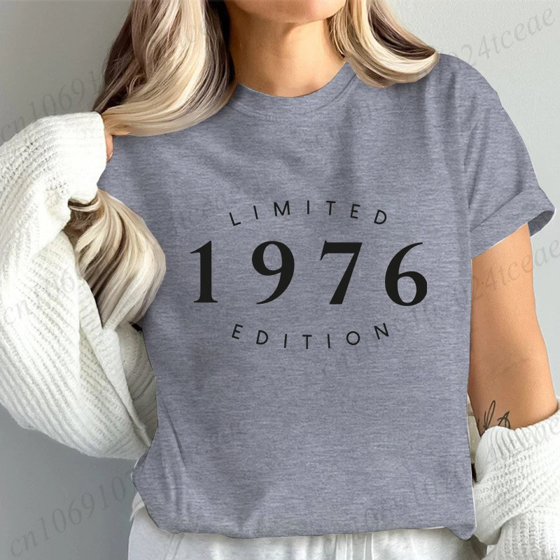 Limited Edition 1976 เสื้อยืดผู้หญิงแฟชั่นลําลองแขนสั้น Vintage Est 1976 วันเกิดกราฟิกเสื้อยืด