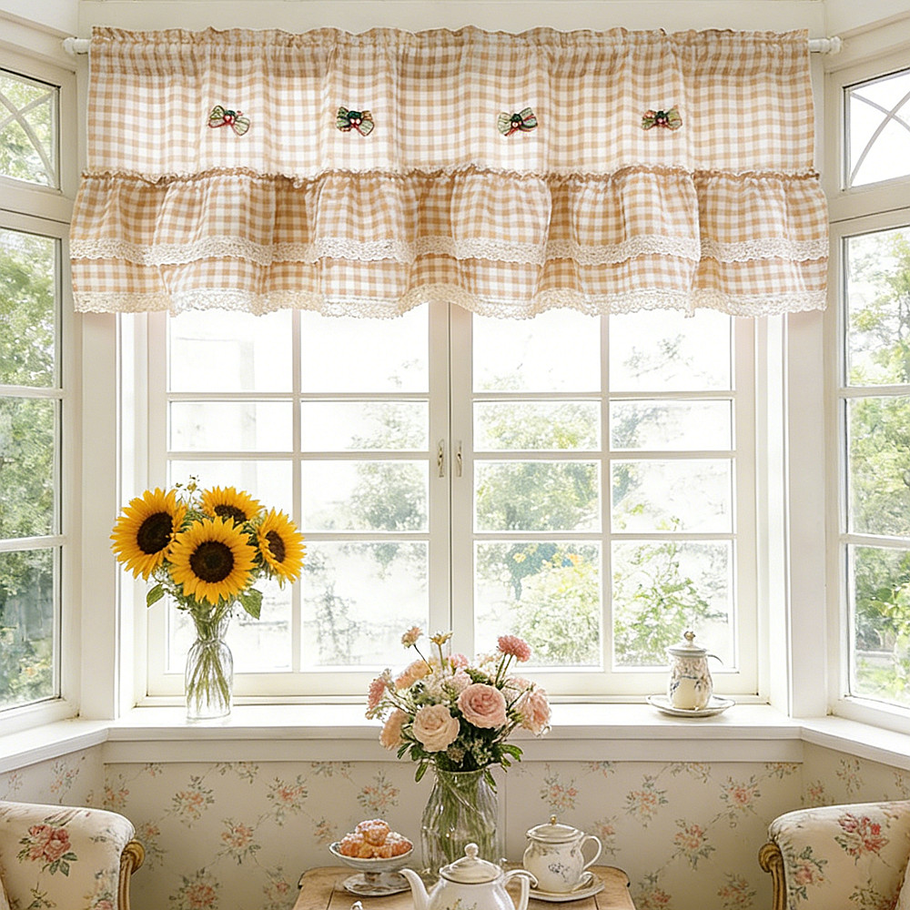 Retro Beige Lattice Layered Ruffled Semi Sheer ผ้าม่านสั้นสําหรับ Cafe หน้าต่างขนาดเล็กห้องครัว Valance เรขาคณิตลายสก๊อต Buffalo Checker รูปแบบครึ่งผ้าม่านโรแมนติก Ruffles