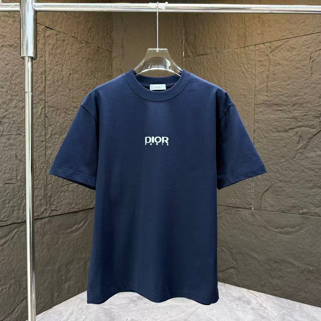 2026DIOR ฤดูใบไม้ผลิใหม่สไตล์แขนสั้นเสื้อยืดผู้ชายผู้หญิงคู่สไตล์พิมพ์เสื้อยืด Niche อินเทรนด์รอบคอ 