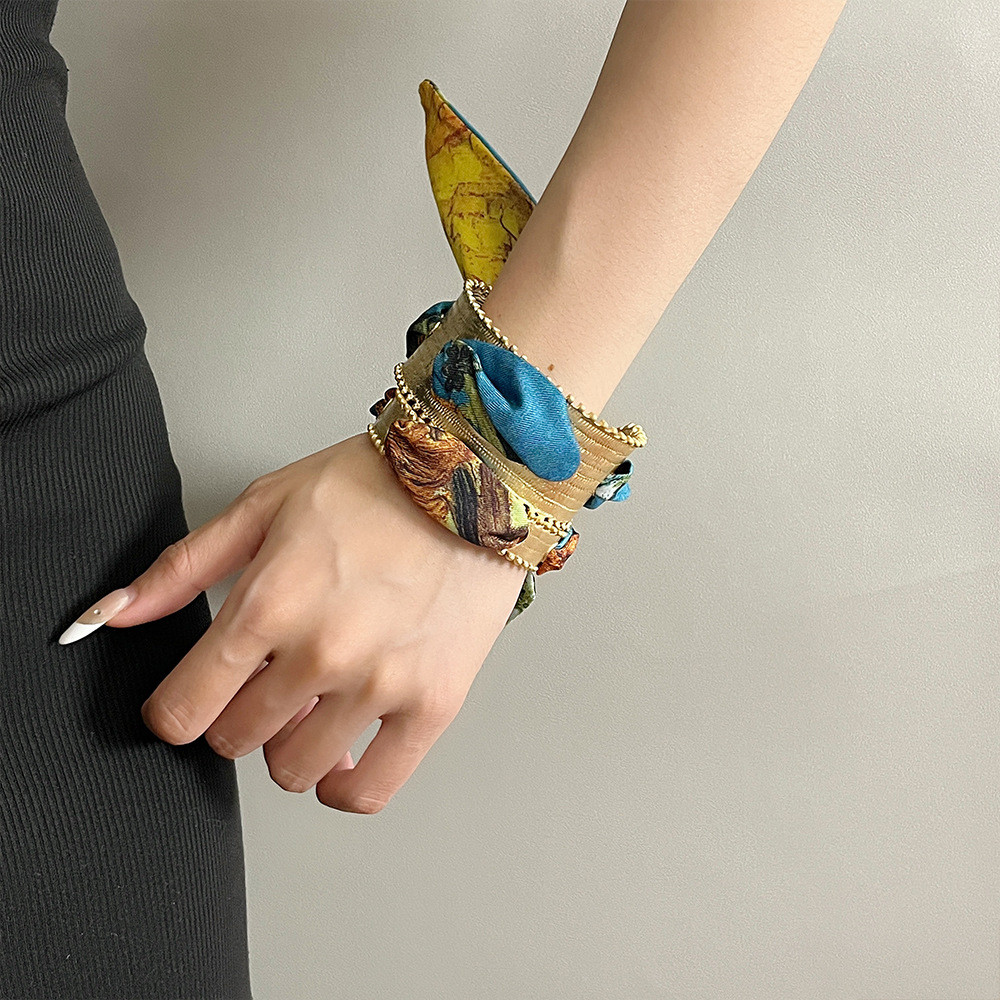 ผ้าพันคอสีสันสดใสแบบฝรั่งเศสย้อนยุค กับสร้อยข้อมือเคลือบทอง การออกแบบสไตล์แปลกใหม่ KLSS