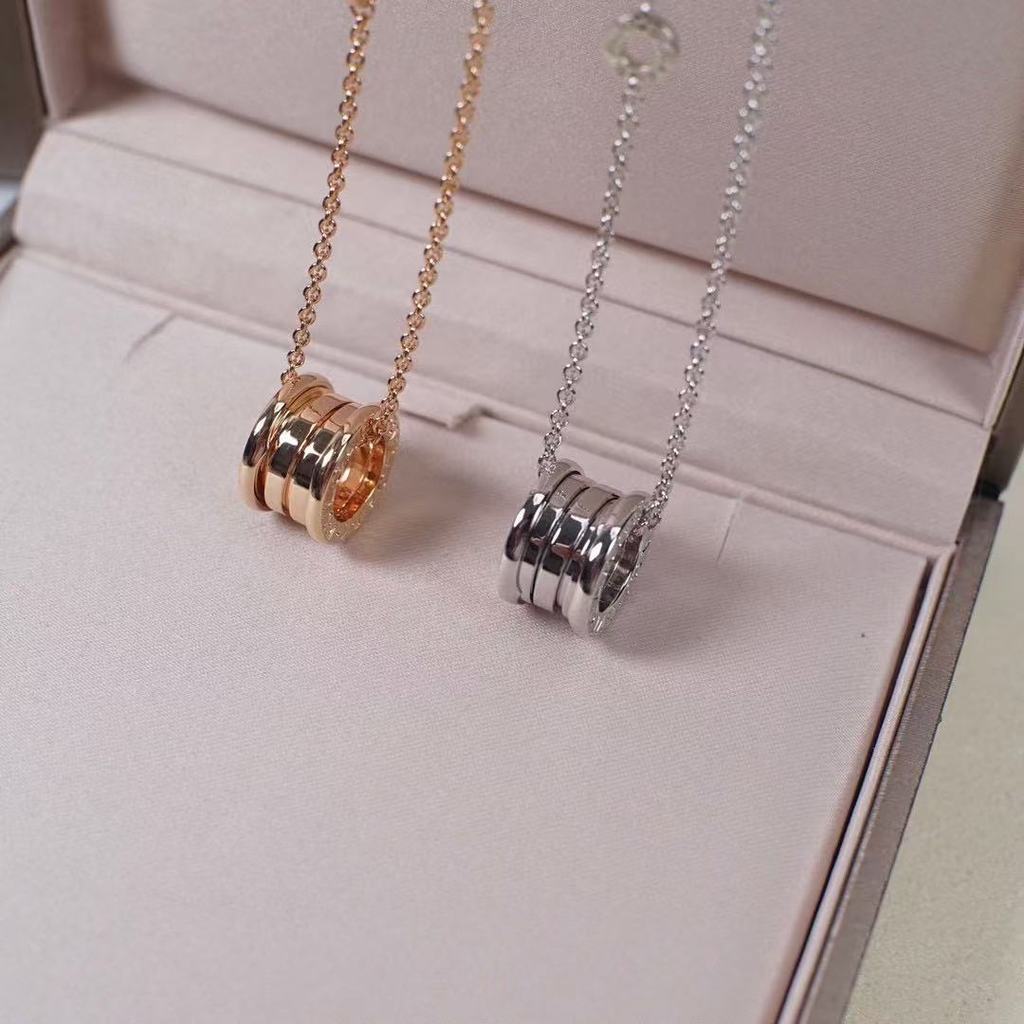 คุณภาพสูง V Gold Little Red Man ฤดูใบไม้ผลิสร้อยคอชุบ 18K Rose Gold จี้ Clavicle Chain Seiko คุณภาพคู่จี้ของขวัญวันเกิดสําหรับแฟน