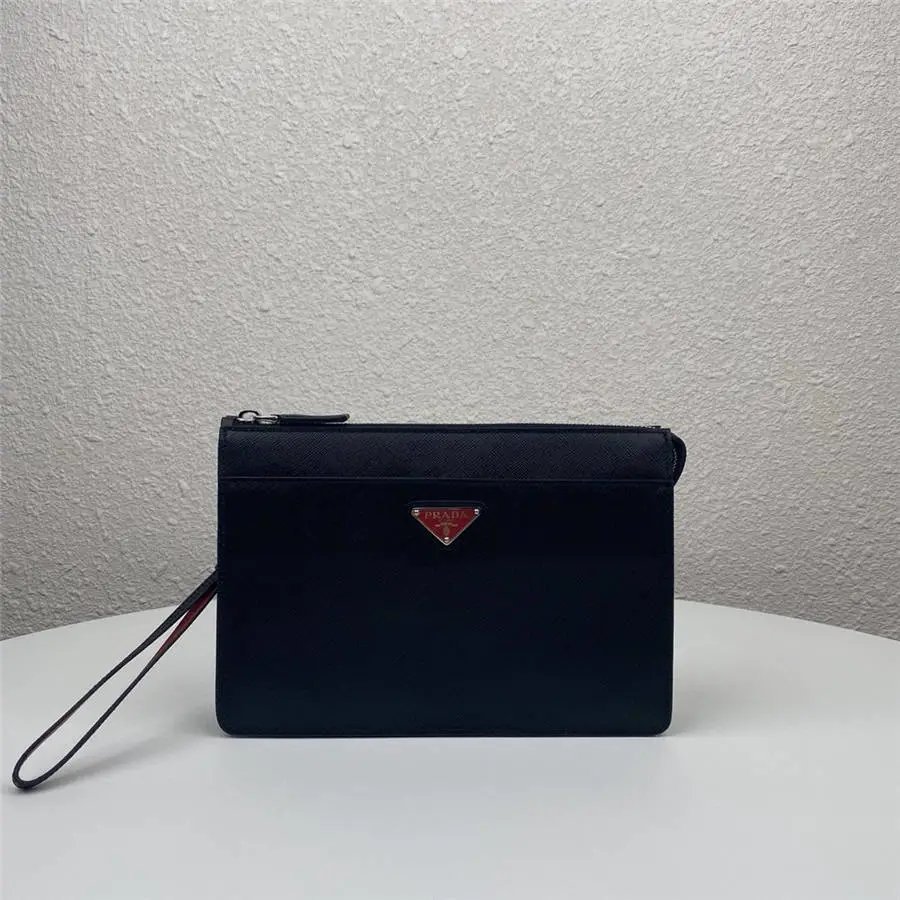 PRADA กระเป๋าถือผู้ชายหนัง Saffiano สีแดงสไตล์ใหม่ 2VF032