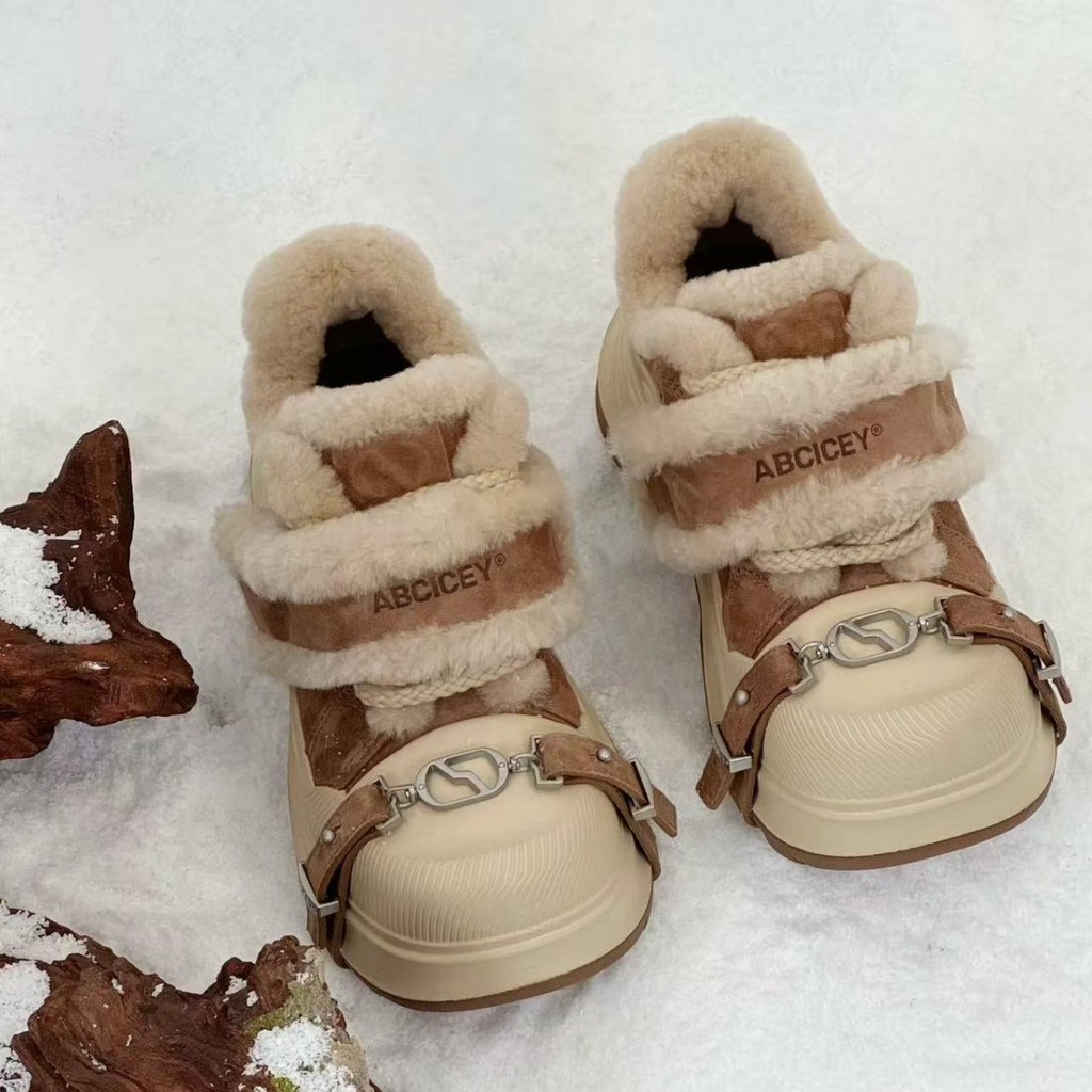 รองเท้าสำหรับหิมะ Xu Yiyang ออกแบบให้อบอุ่นด้วยขนสัตว์หนามาก มีส้นที่เพิ่มความสูง