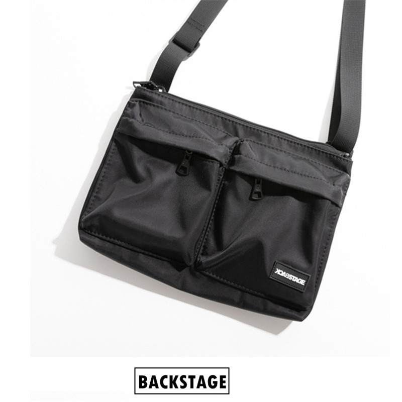 FK4 BACKSTAGE Street Sports Style Mens Messenger Bag อินเทรนด์สีดํากันน้ําไหล่น้ําหนักเบาที่ไม่ซ้ําก
