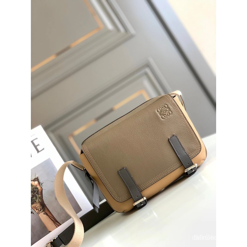 LOEWE Luojia Bags กระเป๋าสะพายข้างทหาร กระเป๋าสะพายข้างทหารมีช่องซิปด้านบนและช่องด้านหน้าเพิ่มเติมด้