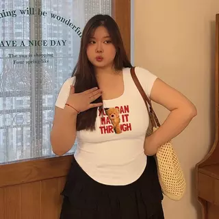 ขอบเสื้อผู้หญิงตอนหน้าอก U เสื้อสาวอวบพรางหุ่น รุ่นล่าสุดเสื้อยืดผู้หญิง มีหลายสีให้เลือก มีหลายไซซ์ให้เลือกเสื้อยืดผู้ห