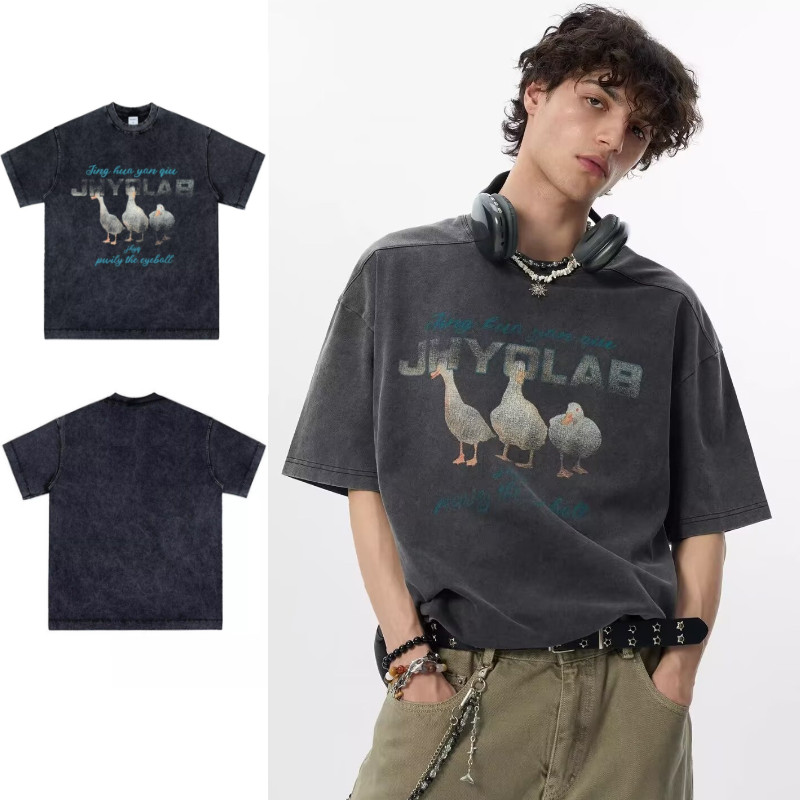 PannoFluxus เสื้อยืดแขนสั้นสไตล์อเมริกันสำหรับผู้ชาย ออกแบบมาในสไตล์โมเดิร์น สวมใส่ง่ายและเหมาะสมทุกวัย