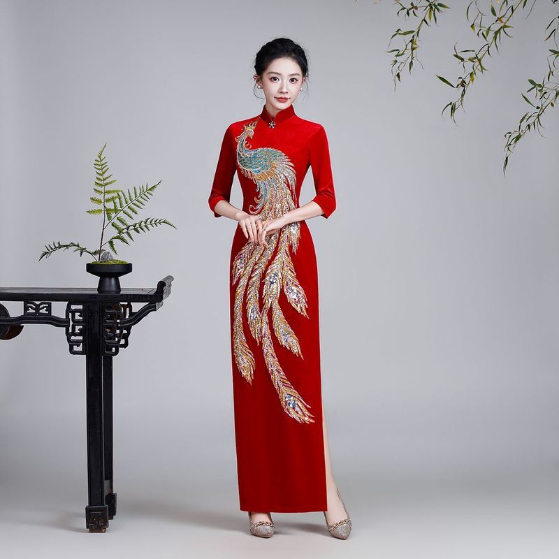 ชุดฉางซามปี 2026 สไตล์คุณภาพพรีเมียม เหมาะสำหรับแม่เจ้าสาวในงานพิธีแต่งงาน โทนสีแดงแบบฟินิกซ์ ประดับลายกำมะหยี่