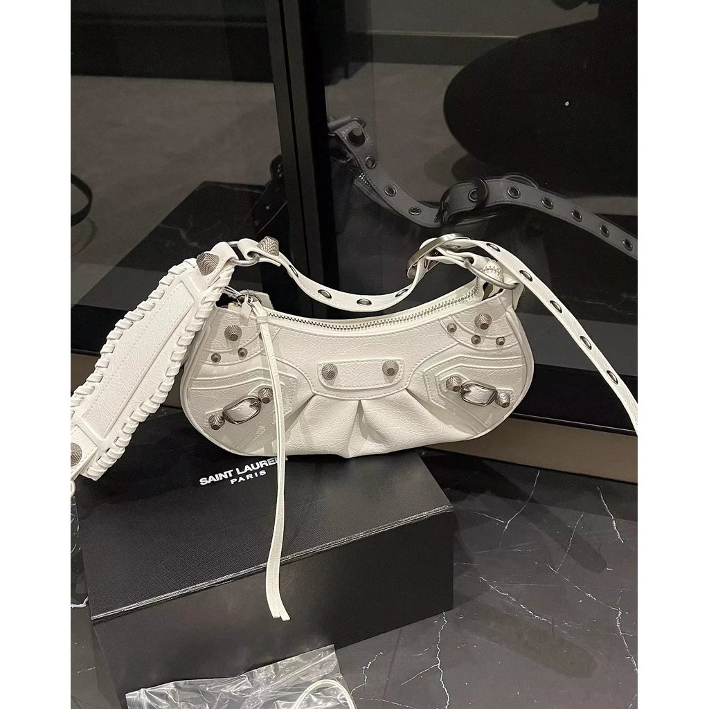 กระเป๋ารถจักรยานยนต์ Balenciaga Saku สไตล์ทันสมัย