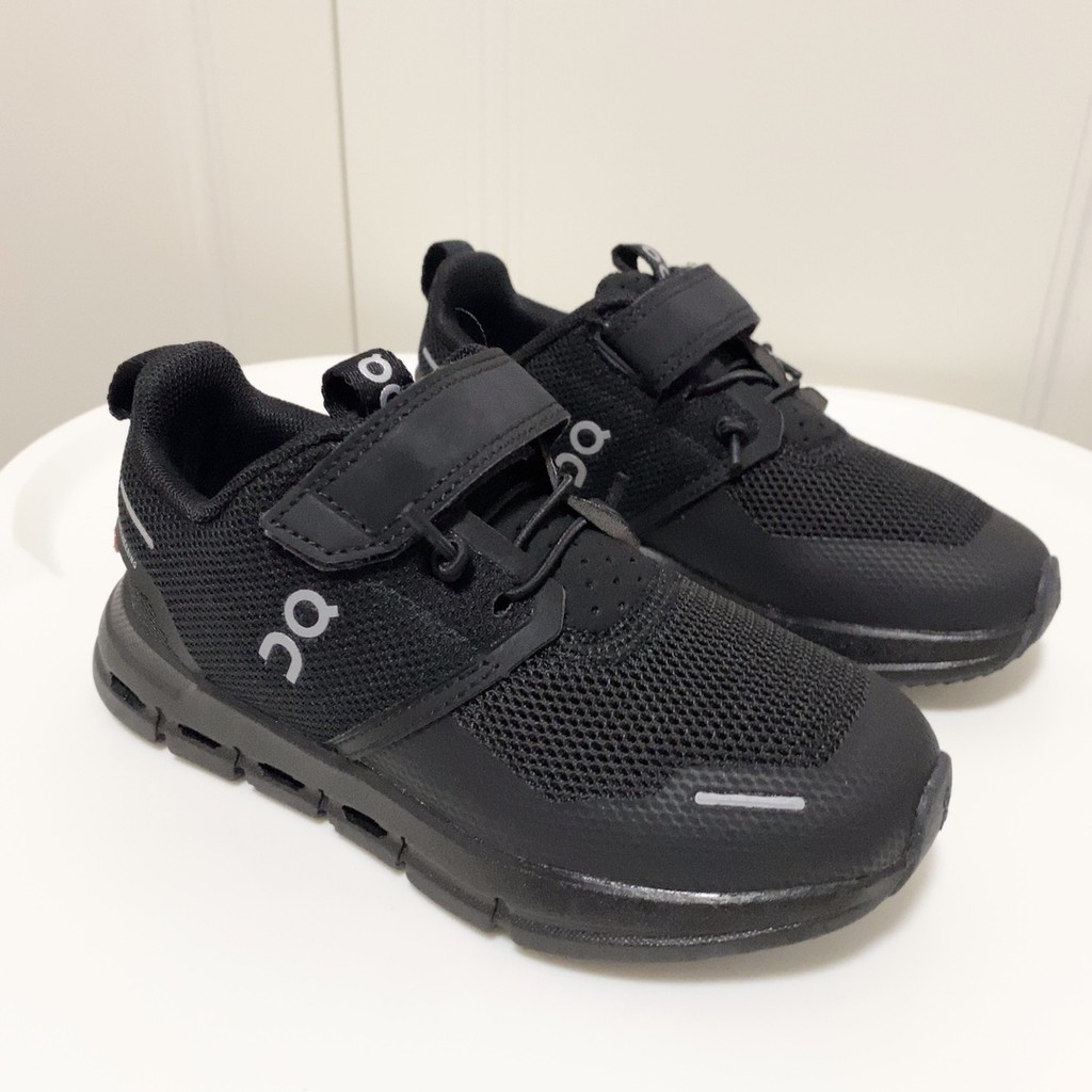 OnCloud Play รองเท้าตาข่ายสีดํา เหมาะสําหรับเด็กชายและเด็กหญิง
