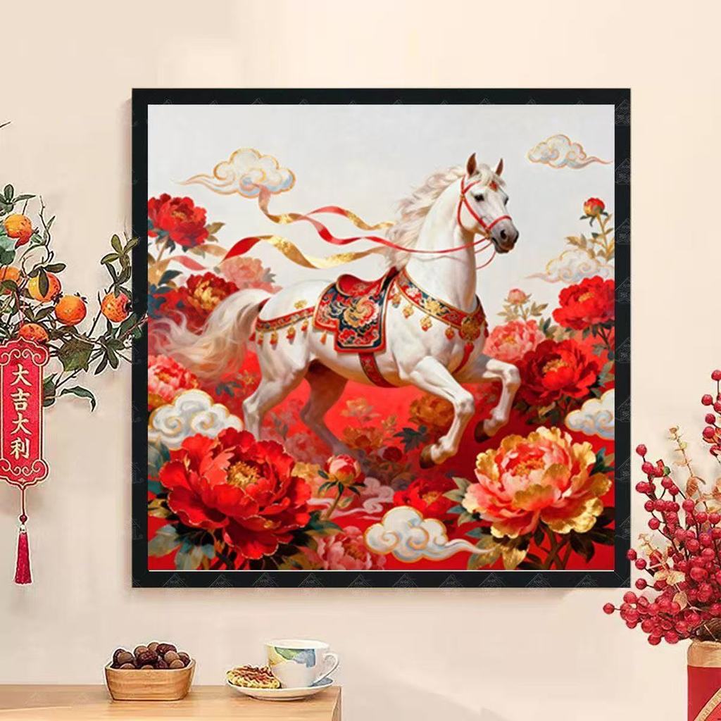 ปักครอสติสสไตล์ใหม่ดอกโบตั๋นสีแดงงานรื่นเริงม้าสีขาวชุดราศีปีม้าโชคดีมือเย็บปักถักร้อย