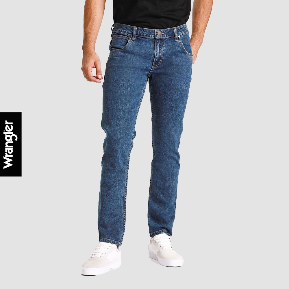 WRANGLER กางเกงยีนส์ผู้ชาย เอวต่ำ ทรงเข้ารูป รุ่น WR SC23MSPZC05 สียีนส์