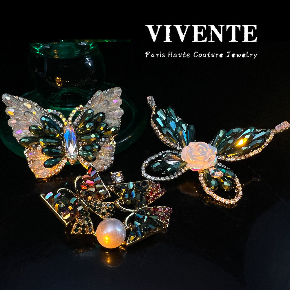 เข็มกลัดผีเสื้อ Made in France Handmade สีสันคริสตัล พวงมาลัยประณีต สำหรับฤดูใบไม้ร่วงและหนาหนาว คุณ