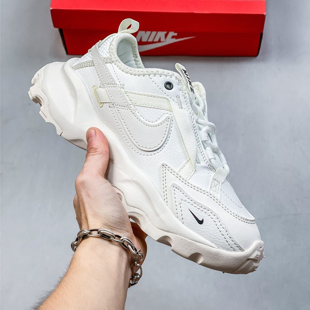 รองเท้าผ้าใบ Nike TC 7900