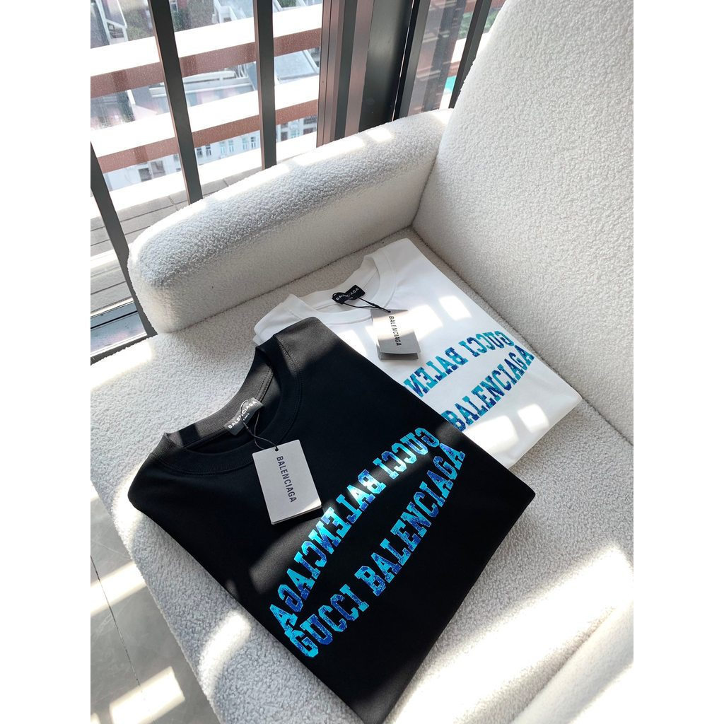 BALENCIAGA/BALENCIAGA คลาสสิกรอบคอแขนสั้นเสื้อยืดผู้ชายผู้หญิงฤดูใบไม้ผลิแฟชั่น Co-Branded ญี่ปุ่นเส