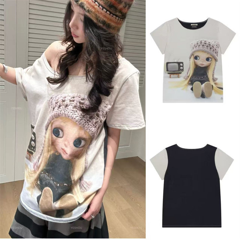 พร้อมส่ง เสื้อยืดแขนสั้น คอเอียง ทรงหลวม ลายตุ๊กตา ร่วมดีไซน์ ยี่ห้อ Coyseio เกาหลี