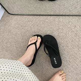 [ส่งจากไทย] 6.5 ซม.สุภาพสตรีรองเท้าส้นสูง ออกแบบกลางแจ้ง หนา Soled Wedge Heel Flip‑Flops Casual Platform Flip‑Flops รองเท้าส้นสูง (ขนาด 36‑40)
