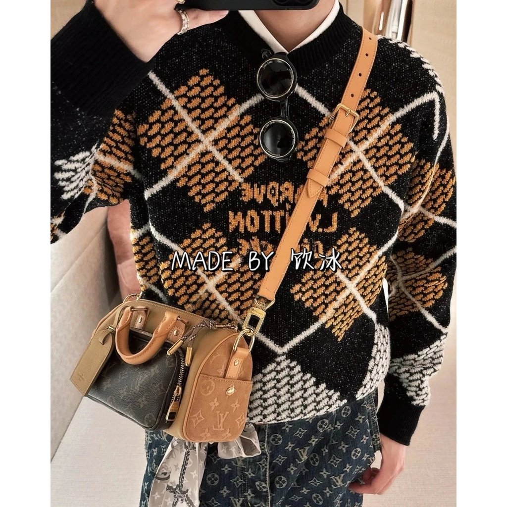 เสื้อแขนยาวแบบแฟชันจากแบรนด์ Fei Dong Xiu ลายพิมพ์ตัวอักษรที่สวยงาม เสื้อกันหนาว Unisex รอบคอ