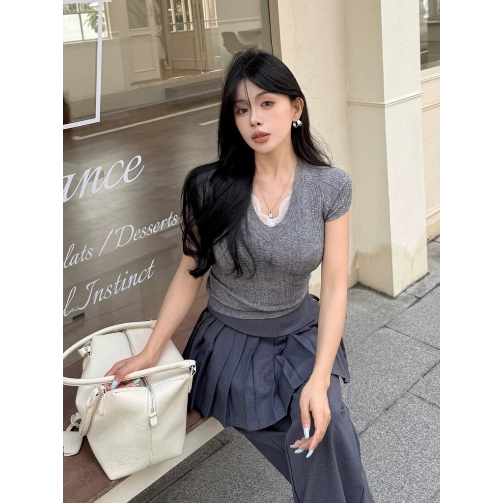 ALA2026 ฤดูใบไม้ผลิใหม่สไตล์เกาหลีรุ่น V คอลูกไม้ Trim เสื้อกันหนาวแขนสั้นผู้หญิง Slim-Fit Slimmer ด