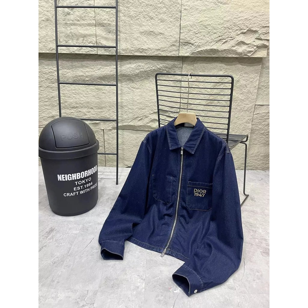แจ็คเก็ตยีนส์ DIOR 24SS 1947 สไตล์เฉพาะ ทำจากผ้าฝ้ายสีกรมท่า มีลายทแยงและตกแต่งด้านหลัง