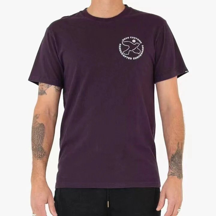 Deus ex Machina เสื้อยืดแขนสั้นคอกลม สีม่วงพิมพ์ลายขนาดใหญ่ที่หน้าอกและด้านหลัง ทำจากผ้าฝ้ายแท้